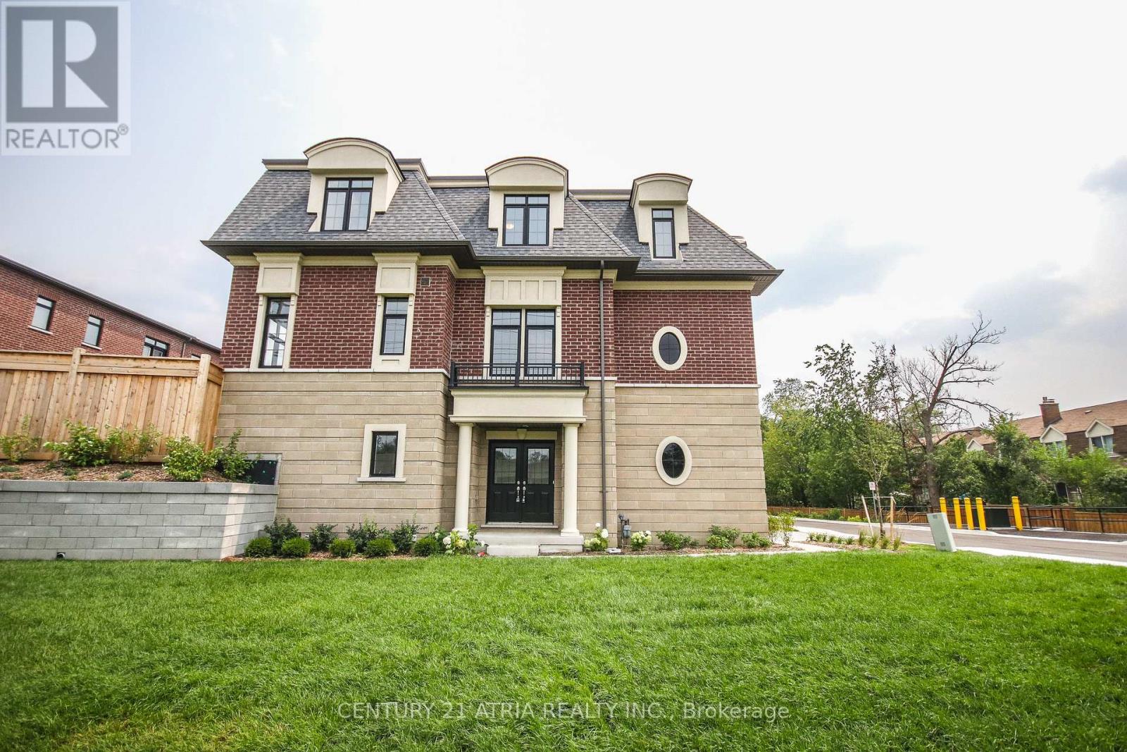 1671 Vellore Crescent, Mississauga, Ontario  L5G 0C3 - Photo 4 - W12655920