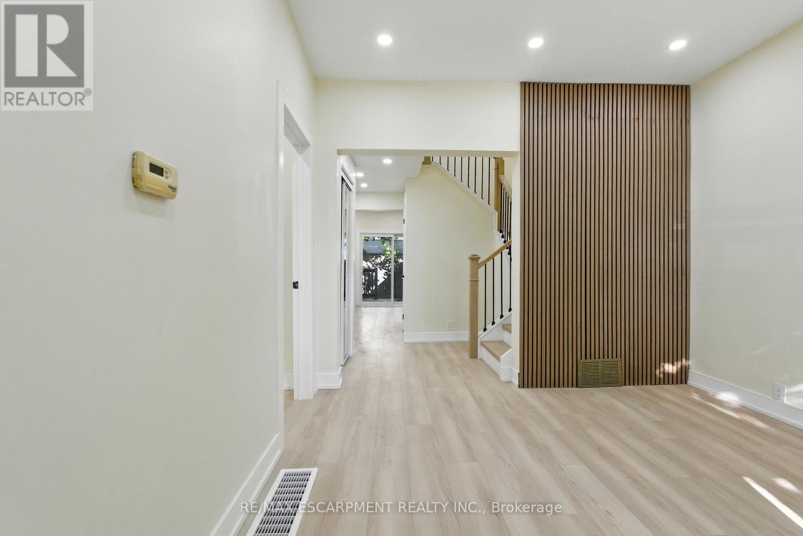 9 Alice Street, Hamilton, Ontario  L8H 4R5 - Photo 5 - X12655864