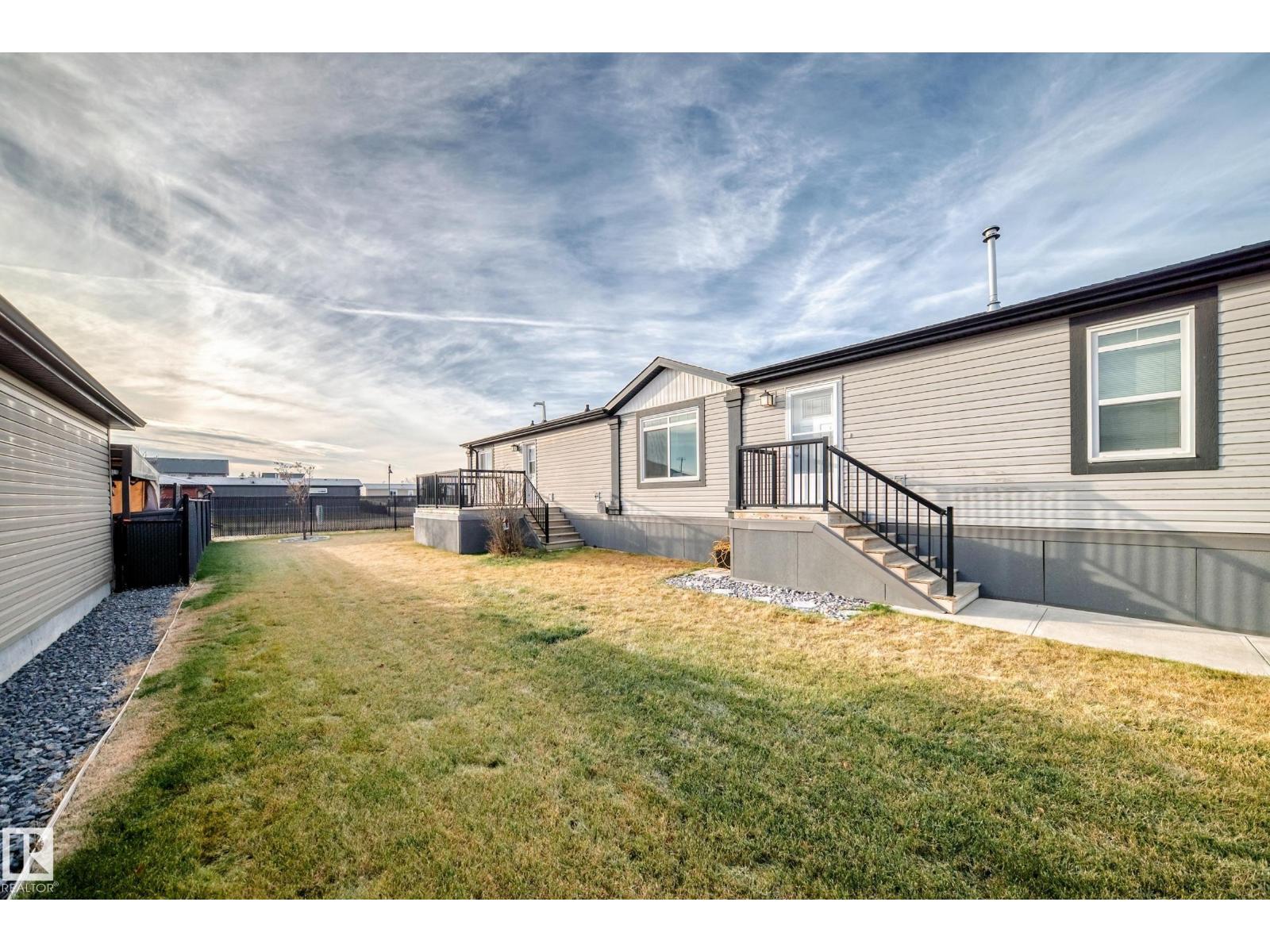 115 Hawthorn Dr, Morinville, Alberta  T8R 2P7 - Photo 3 - E4466228