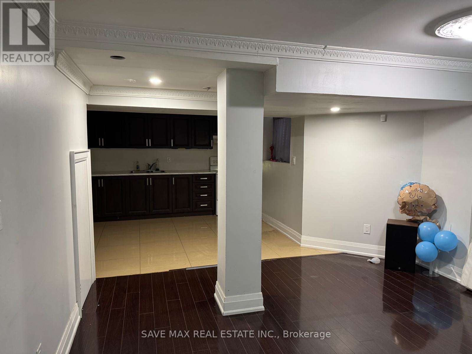 5 Lombardy Crescent, Brampton, Ontario  L6S 4L7 - Photo 3 - W12655980