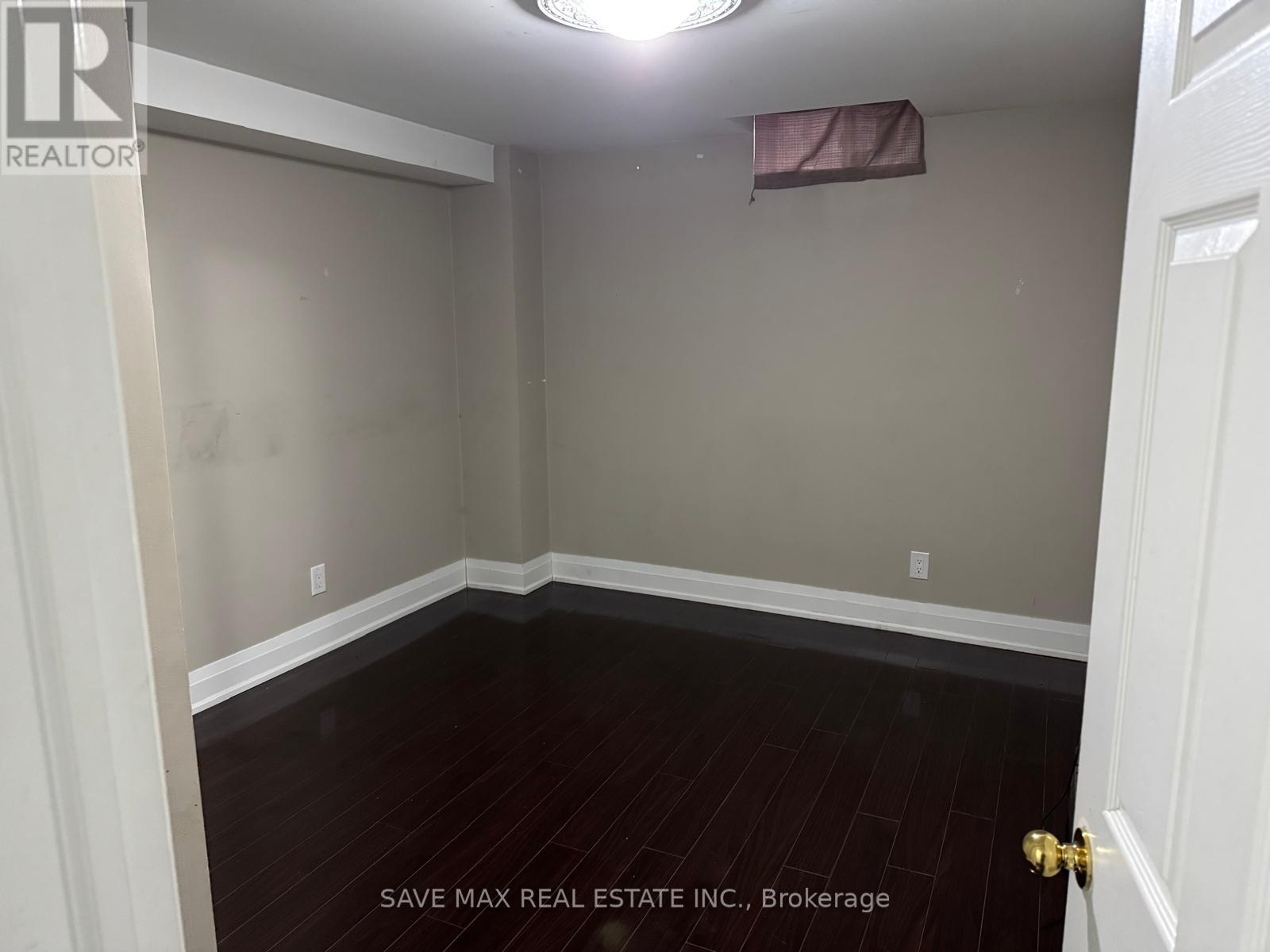 5 Lombardy Crescent, Brampton, Ontario  L6S 4L7 - Photo 5 - W12655980