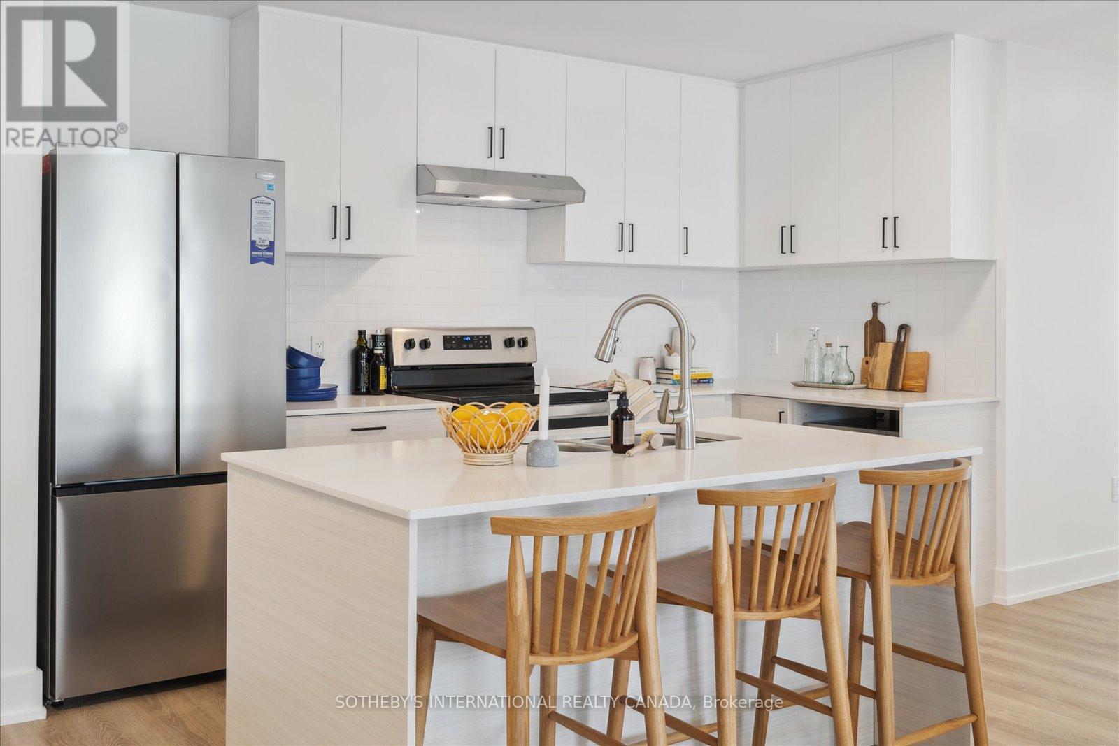 201 - 19b West Street N, Kawartha Lakes, Ontario  K0M 1N0 - Photo 4 - X12656012