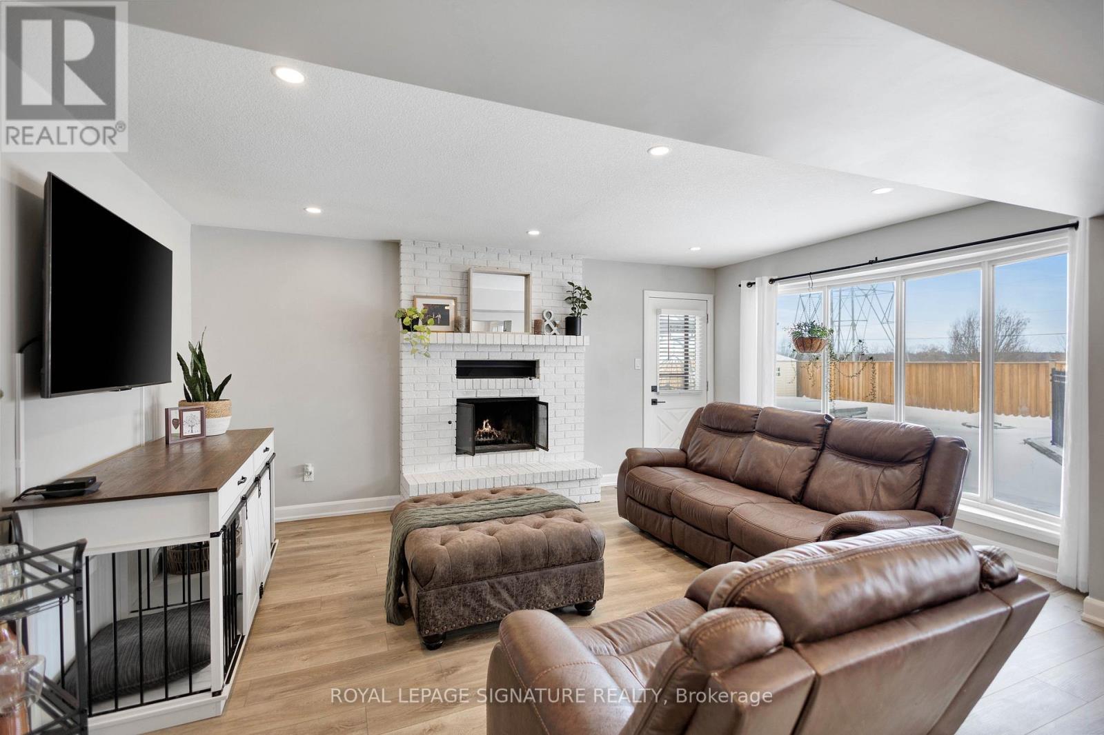 31 Pioneer Place, Brantford, Ontario  N3R 7G7 - Photo 4 - X12656062