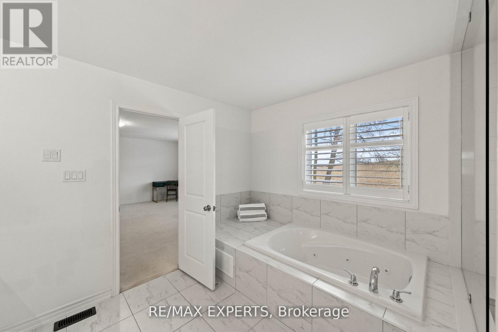 48 Manor Glen Crescent, East Gwillimbury (Mt Albert), Ontario  L0G 1M0 - Photo 35 - N12656162