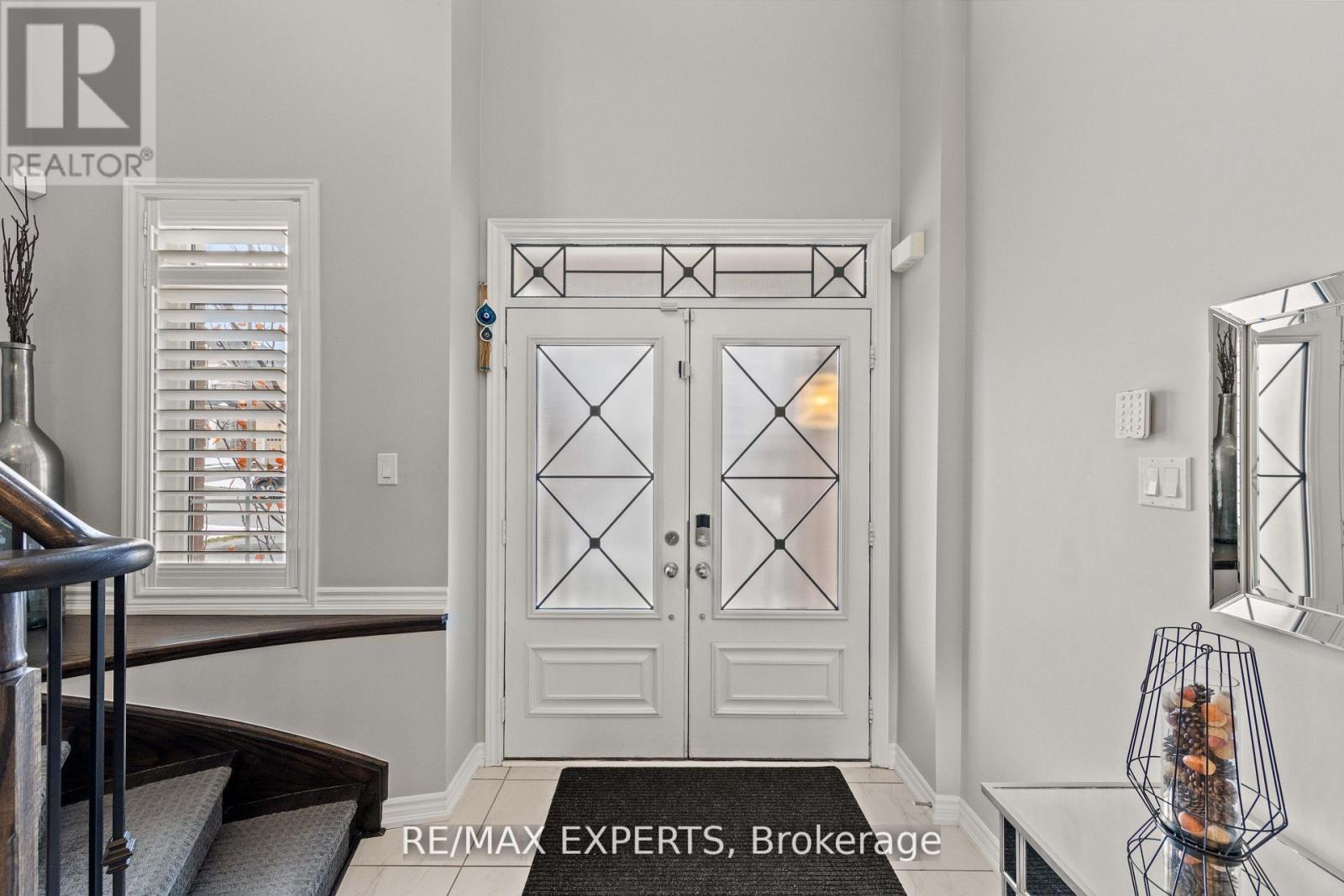 48 Manor Glen Crescent, East Gwillimbury (Mt Albert), Ontario  L0G 1M0 - Photo 5 - N12656162