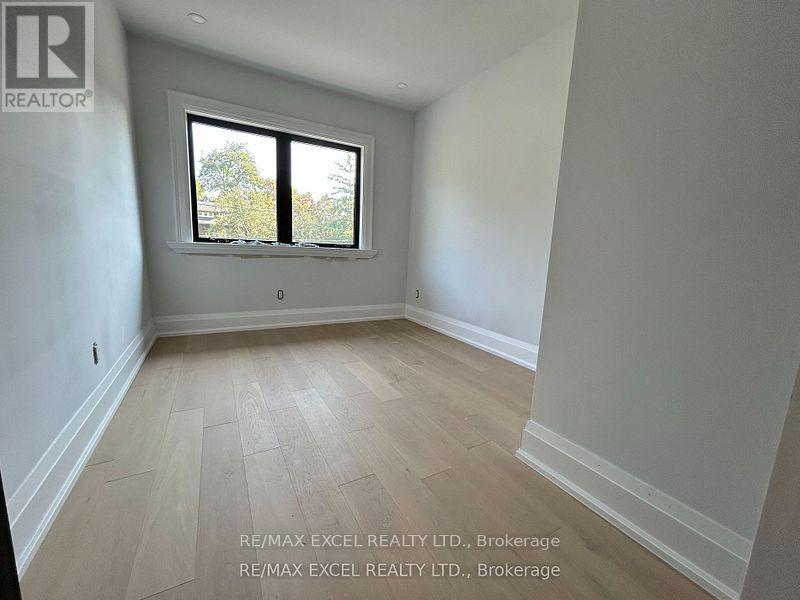 34 Raymond Avenue, Toronto, Ontario  M6S 2B3 - Photo 13 - W12656106