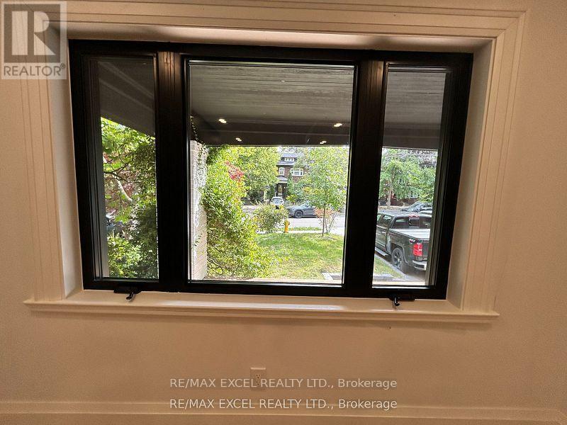 34 Raymond Avenue, Toronto, Ontario  M6S 2B3 - Photo 5 - W12656106