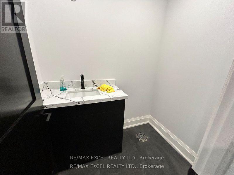 34 Raymond Avenue, Toronto, Ontario  M6S 2B3 - Photo 7 - W12656106