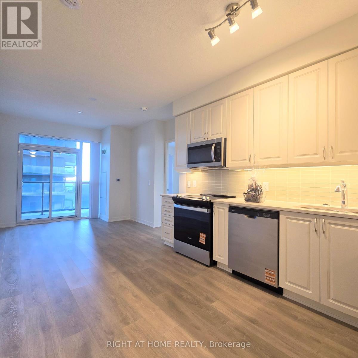 504 - 38 Annie Craig Drive, Toronto, Ontario  M8V 0G9 - Photo 6 - W12656136