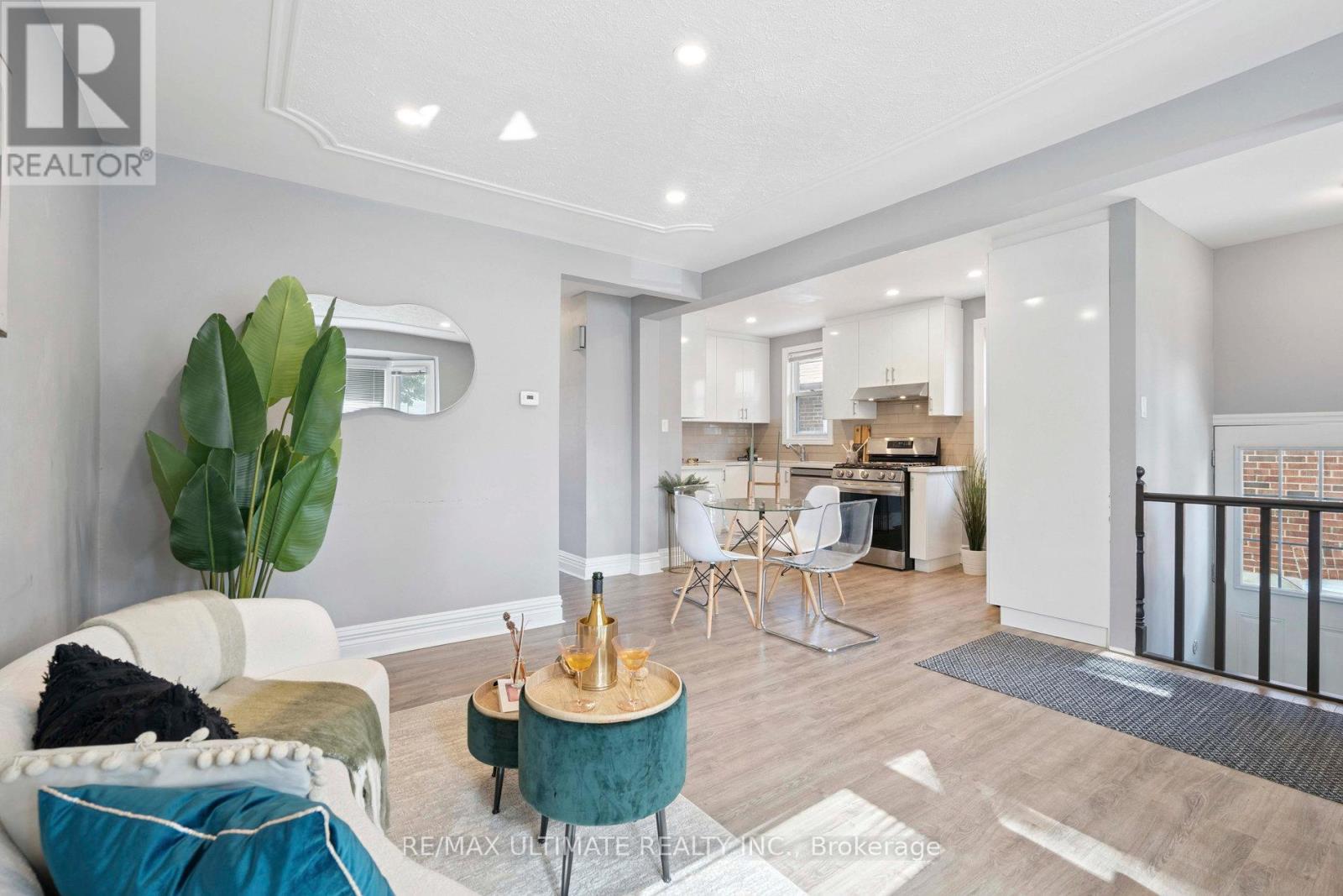 Main - 542 Glen Park Avenue, Toronto, Ontario  M6B 2G3 - Photo 6 - W12656184