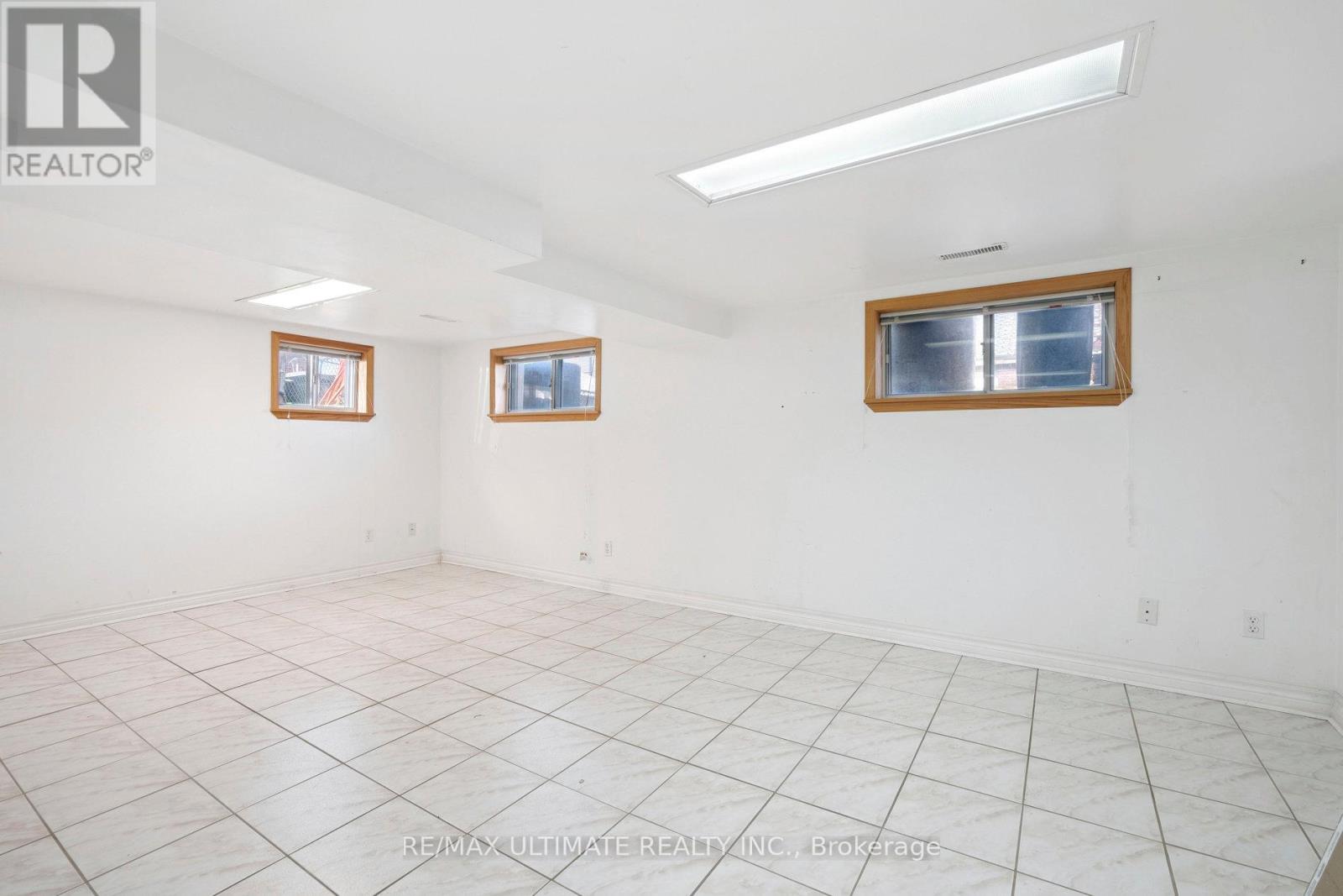 Lower - 542 Glen Park Avenue, Toronto, Ontario  M6B 2G3 - Photo 4 - W12656186