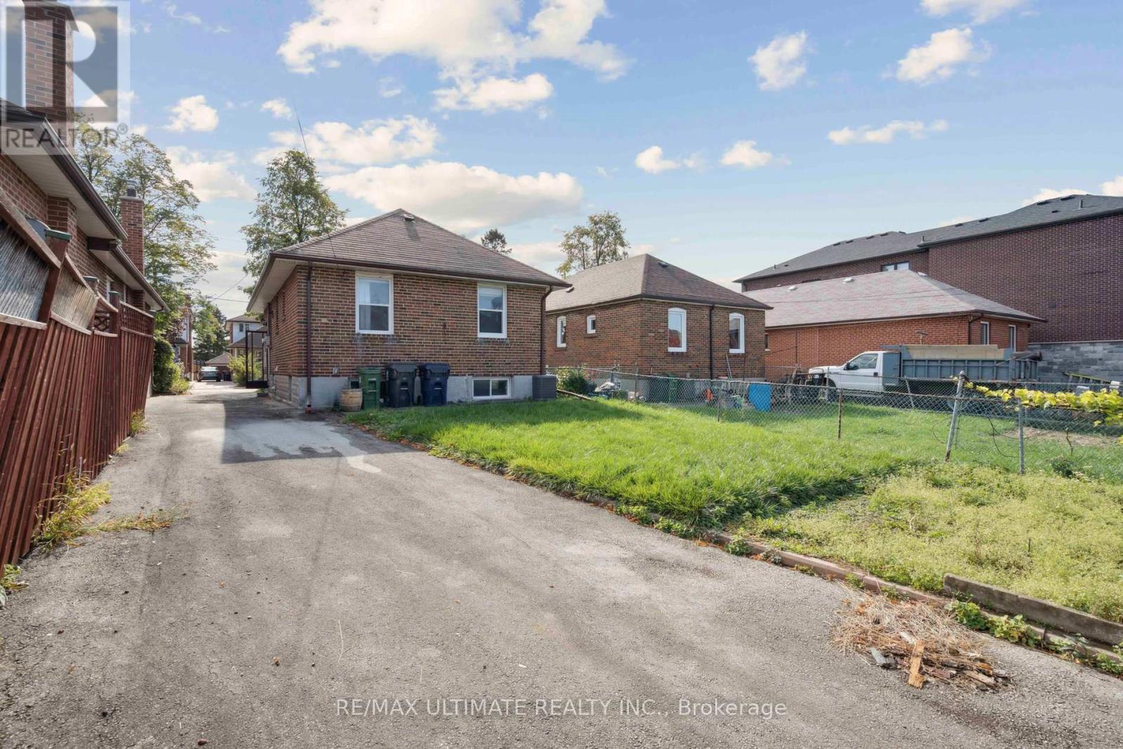 Lower - 542 Glen Park Avenue, Toronto, Ontario  M6B 2G3 - Photo 8 - W12656186