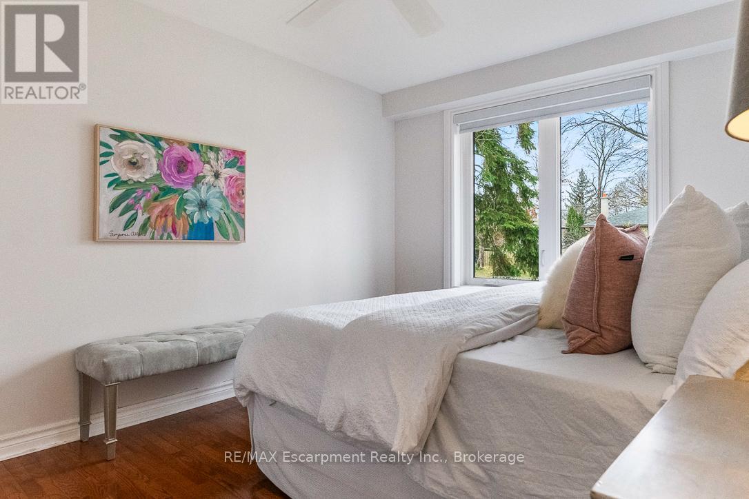 68 Glenmanor Drive N, Oakville, Ontario  L6K 2B4 - Photo 16 - W12656274