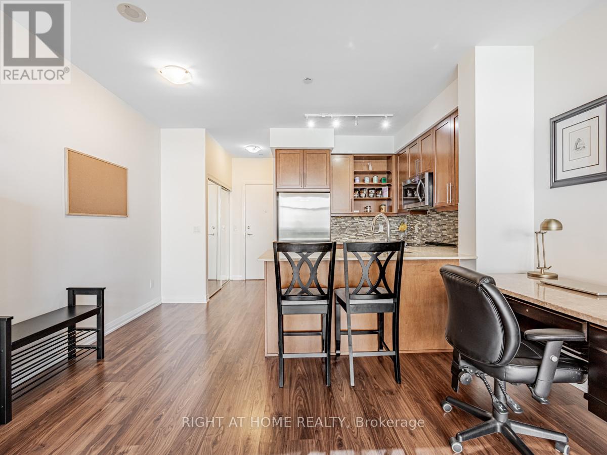 1010 - 65 Oneida Crescent, Richmond Hill, Ontario  L4B 0G9 - Photo 4 - N12296940