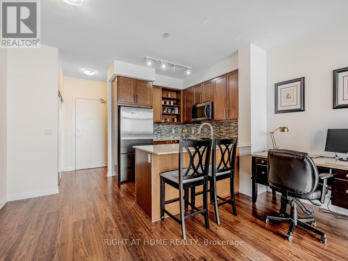 1010 - 65 Oneida Crescent, Richmond Hill, Ontario  L4B 0G9 - Photo 3 - N12296940