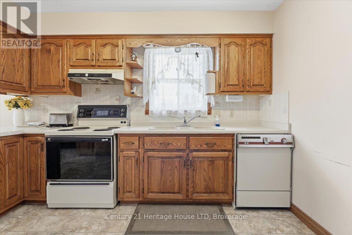 118 Gadsby Avenue, Welland, Ontario  L3C 1A9 - Photo 11 - X12656306