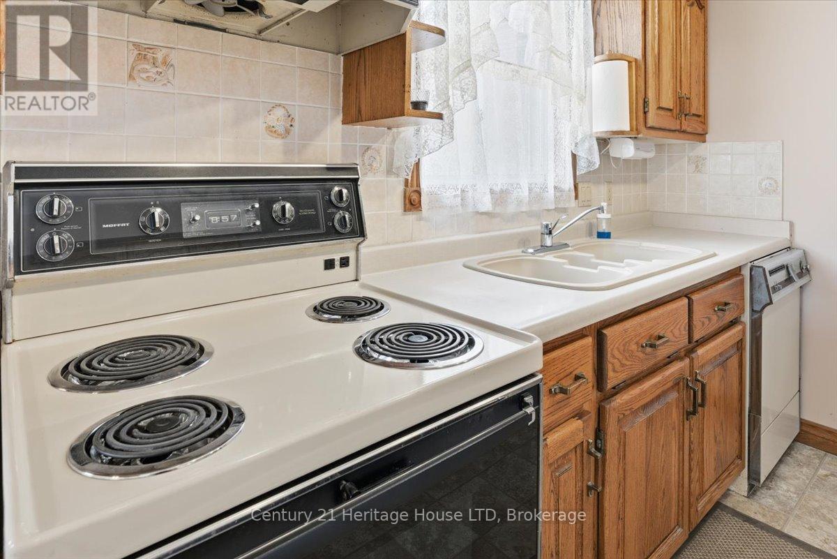 118 Gadsby Avenue, Welland, Ontario  L3C 1A9 - Photo 12 - X12656306