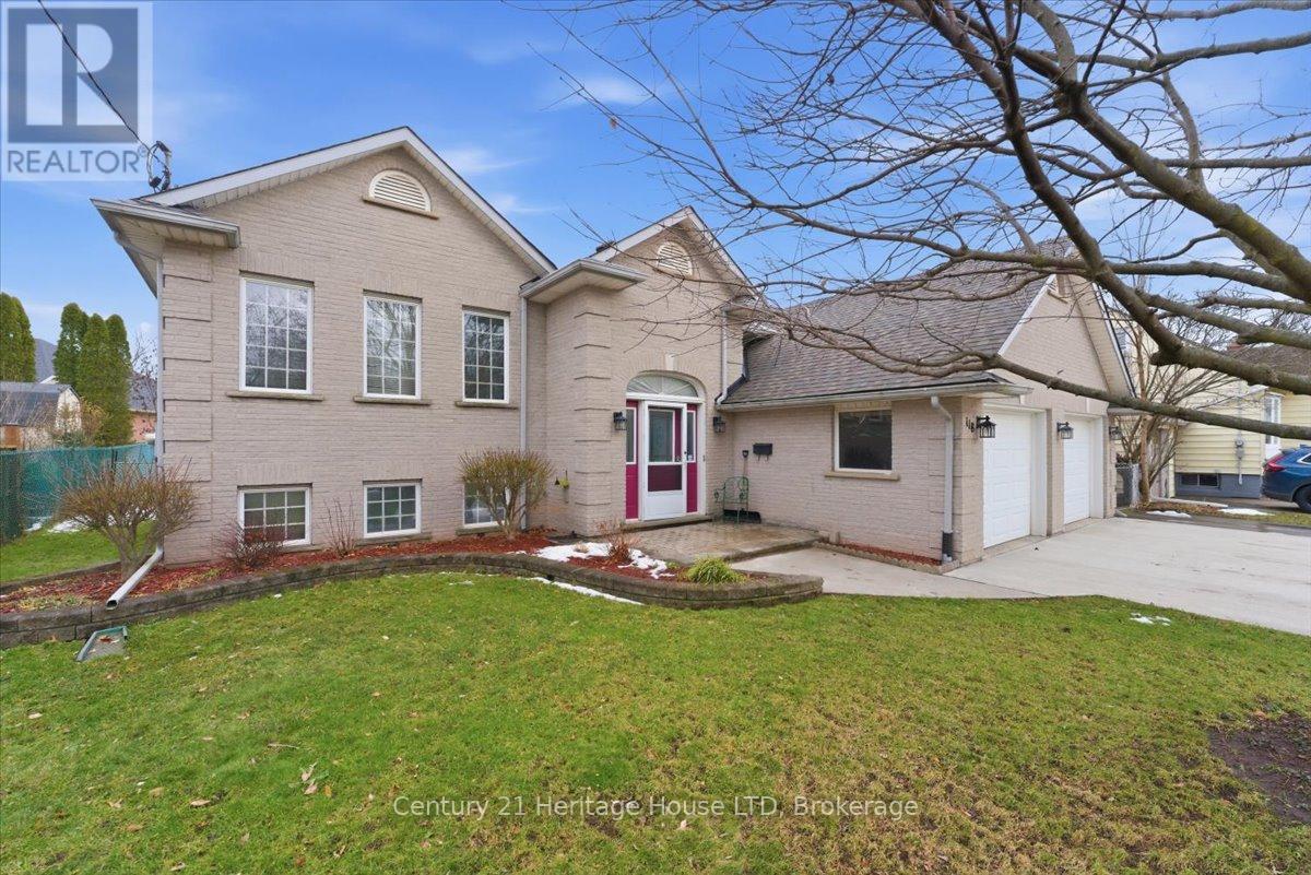 118 Gadsby Avenue, Welland, Ontario  L3C 1A9 - Photo 2 - X12656306