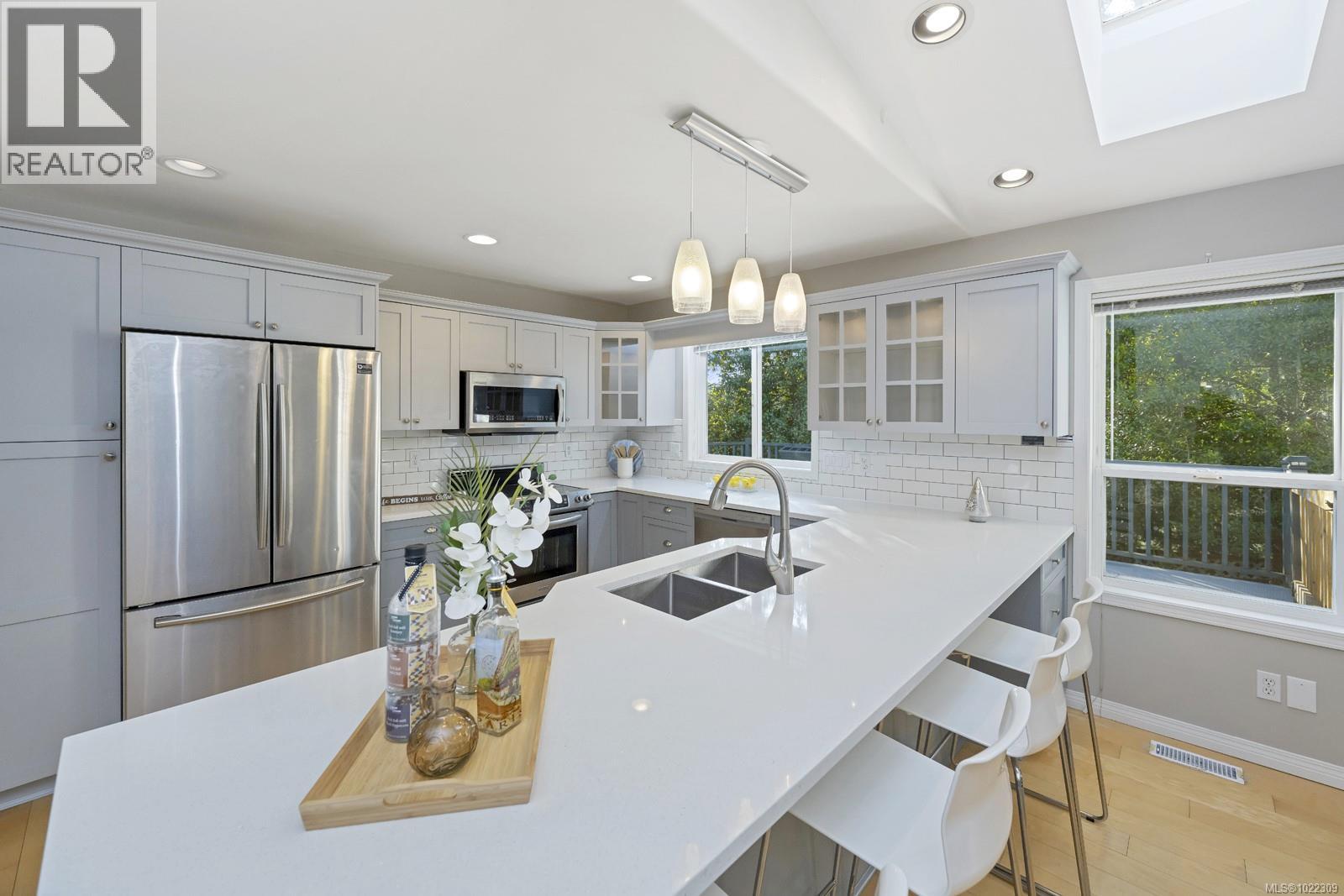 1616 Nelles Pl, Saanich, British Columbia  V8N 6L7 - Photo 13 - 1022309