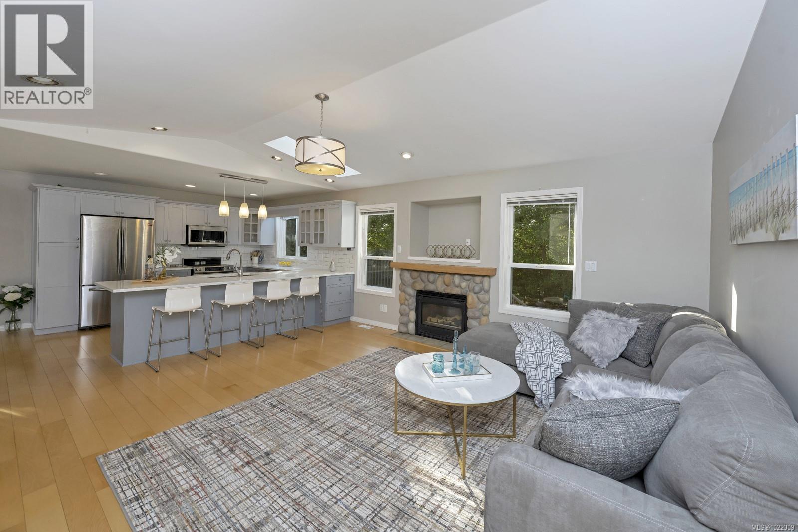 1616 Nelles Pl, Saanich, British Columbia  V8N 6L7 - Photo 3 - 1022309