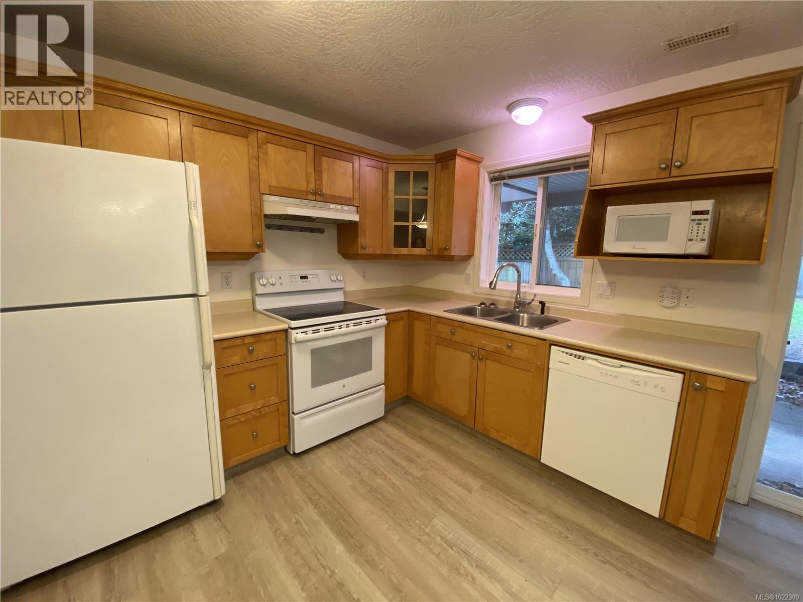 1616 Nelles Pl, Saanich, British Columbia  V8N 6L7 - Photo 34 - 1022309