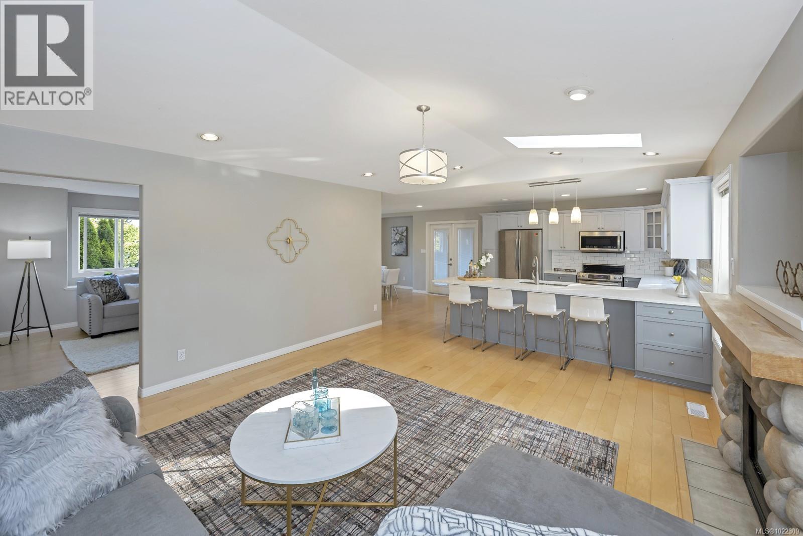 1616 Nelles Pl, Saanich, British Columbia  V8N 6L7 - Photo 5 - 1022309