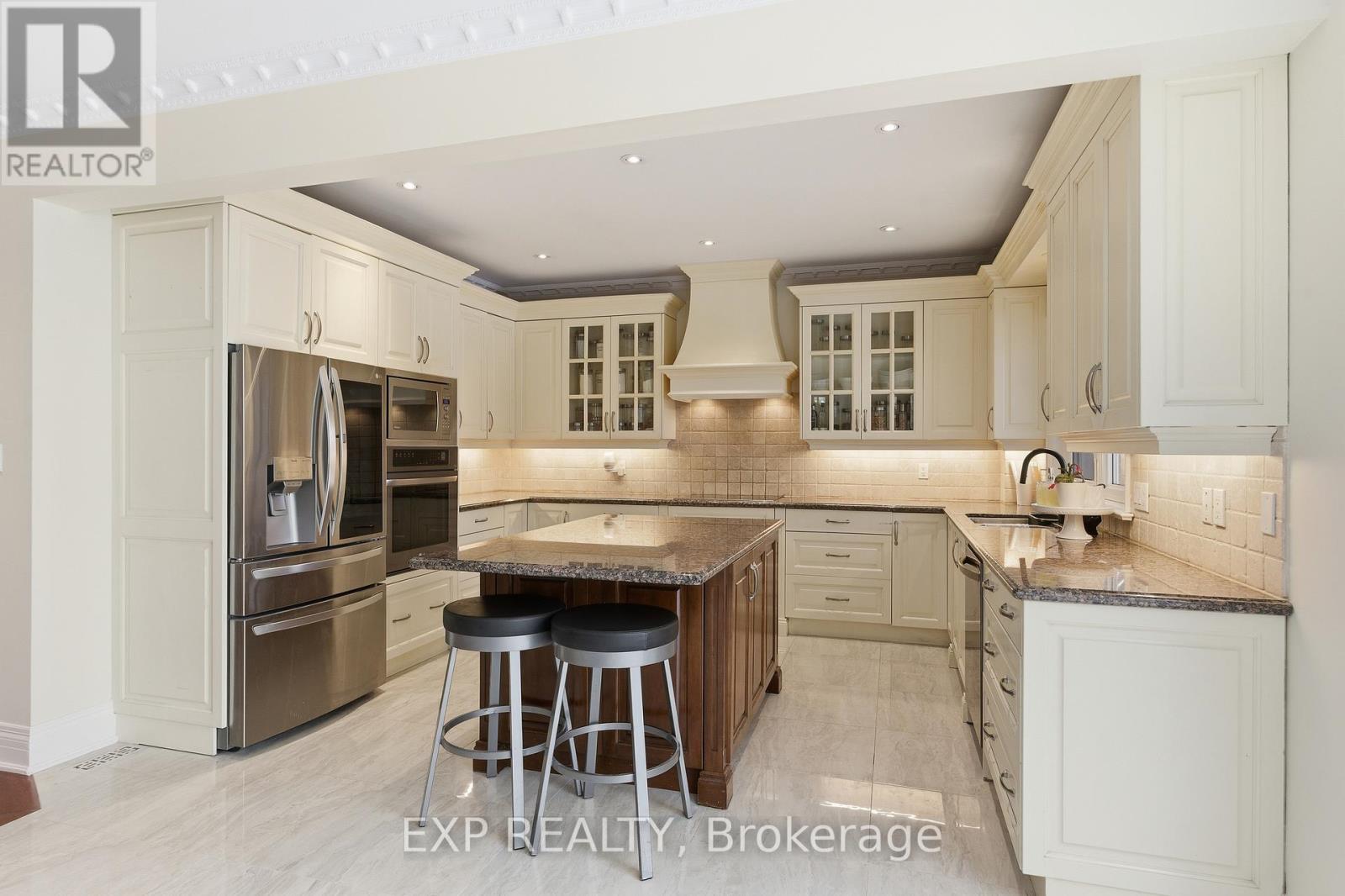 1357 Alexandra Avenue, Mississauga, Ontario  L5E 2A8 - Photo 2 - W12656240