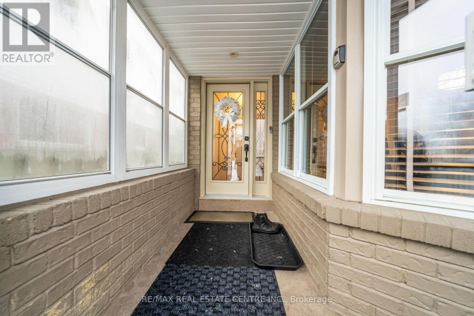 50 Lacewood Crescent, Brampton, Ontario  L6S 3K4 - Photo 3 - W12656360