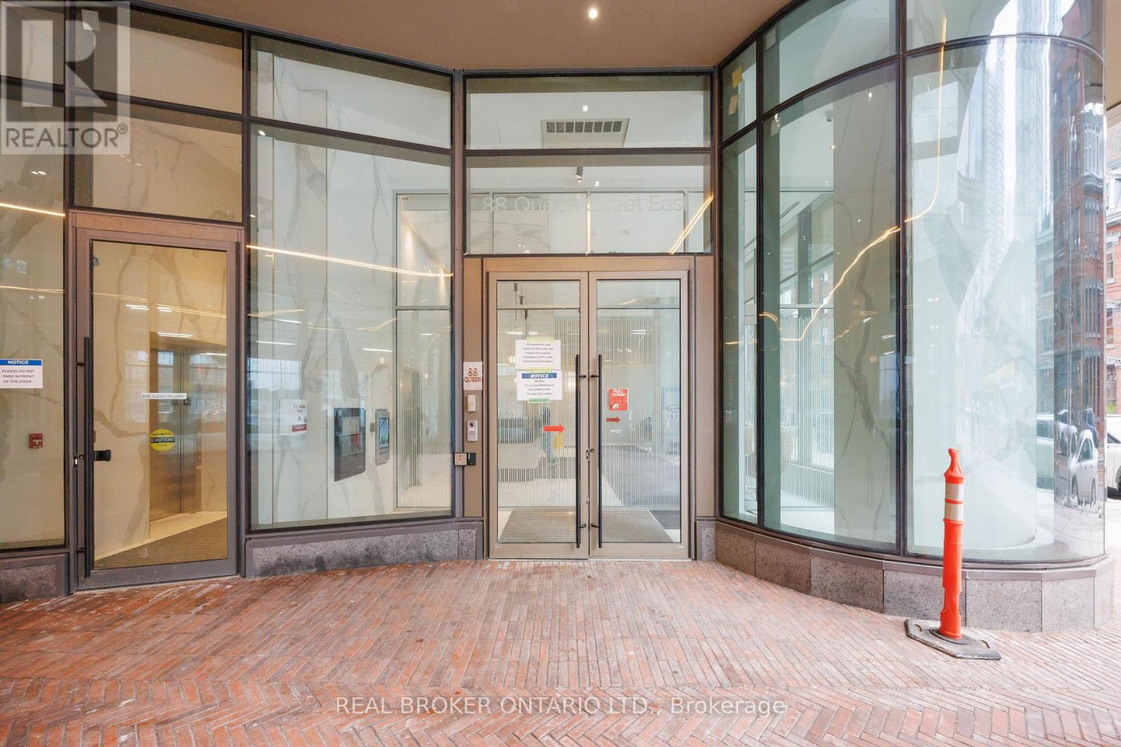 88 Queen Street, Toronto, Ontario  M5C 0B6 - Photo 2 - C12656476