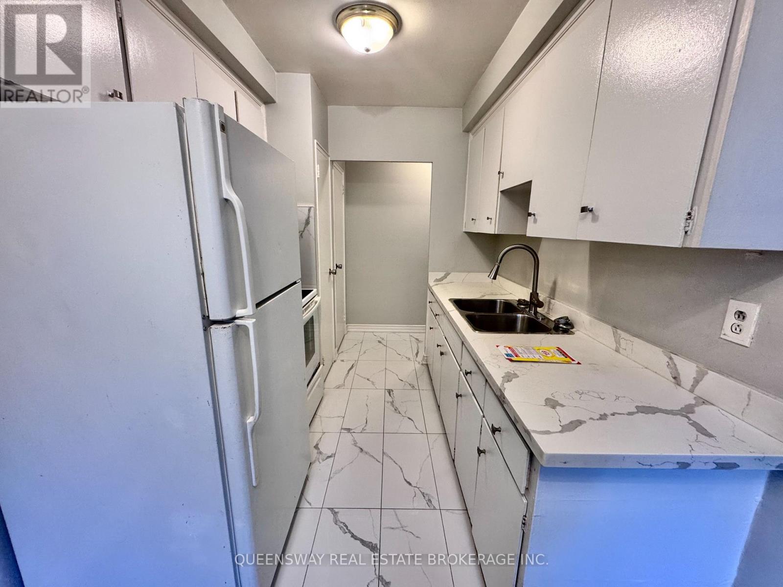 4-323 Gibb Street, Oshawa, Ontario  L1J 1Z1 - Photo 2 - E12656426