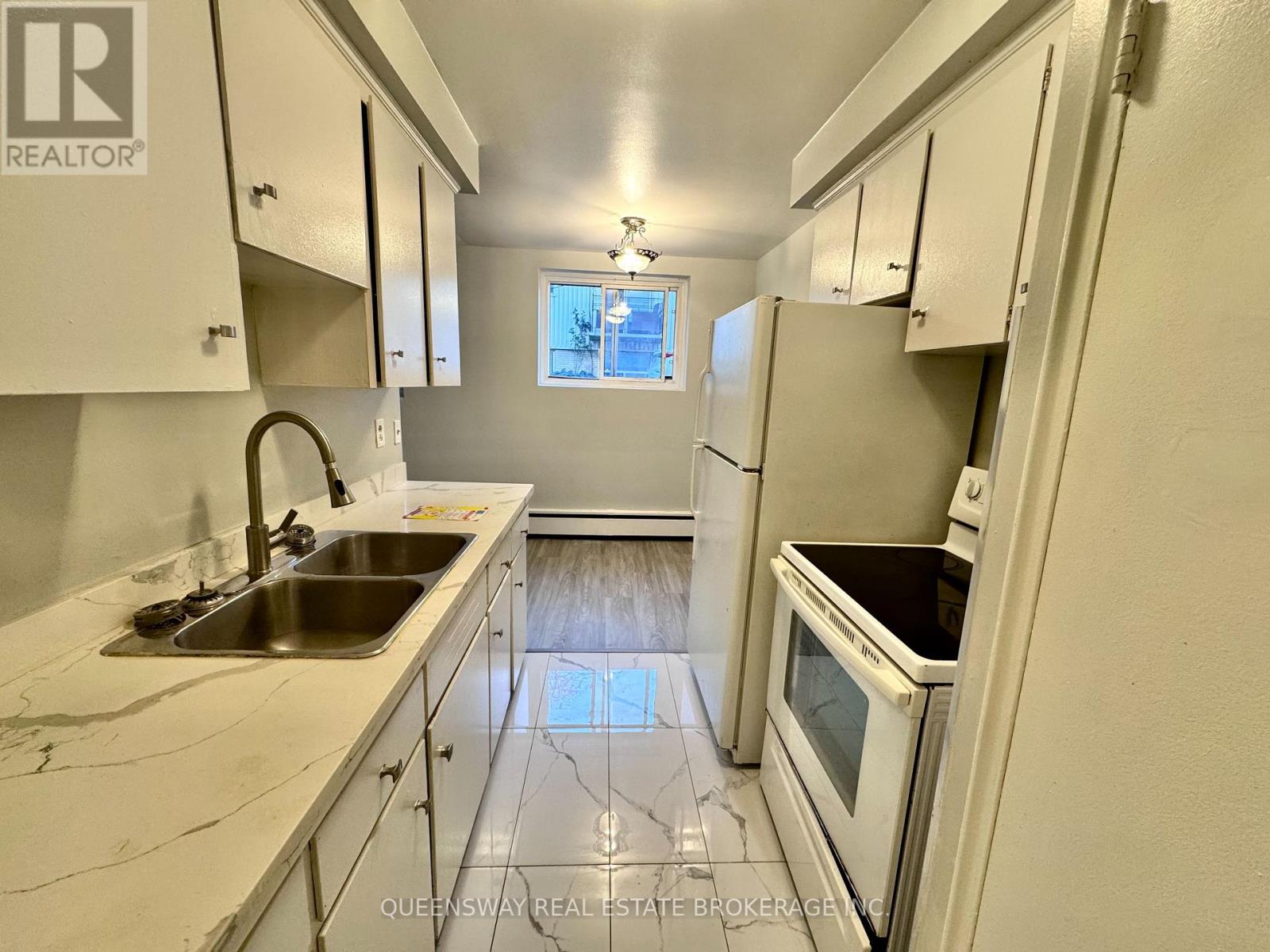 4-323 Gibb Street, Oshawa, Ontario  L1J 1Z1 - Photo 3 - E12656426