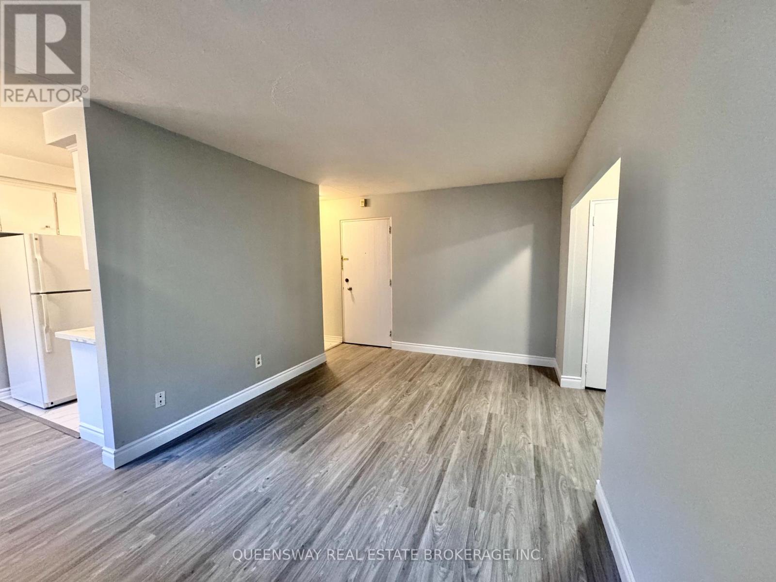 4-323 Gibb Street, Oshawa, Ontario  L1J 1Z1 - Photo 4 - E12656426