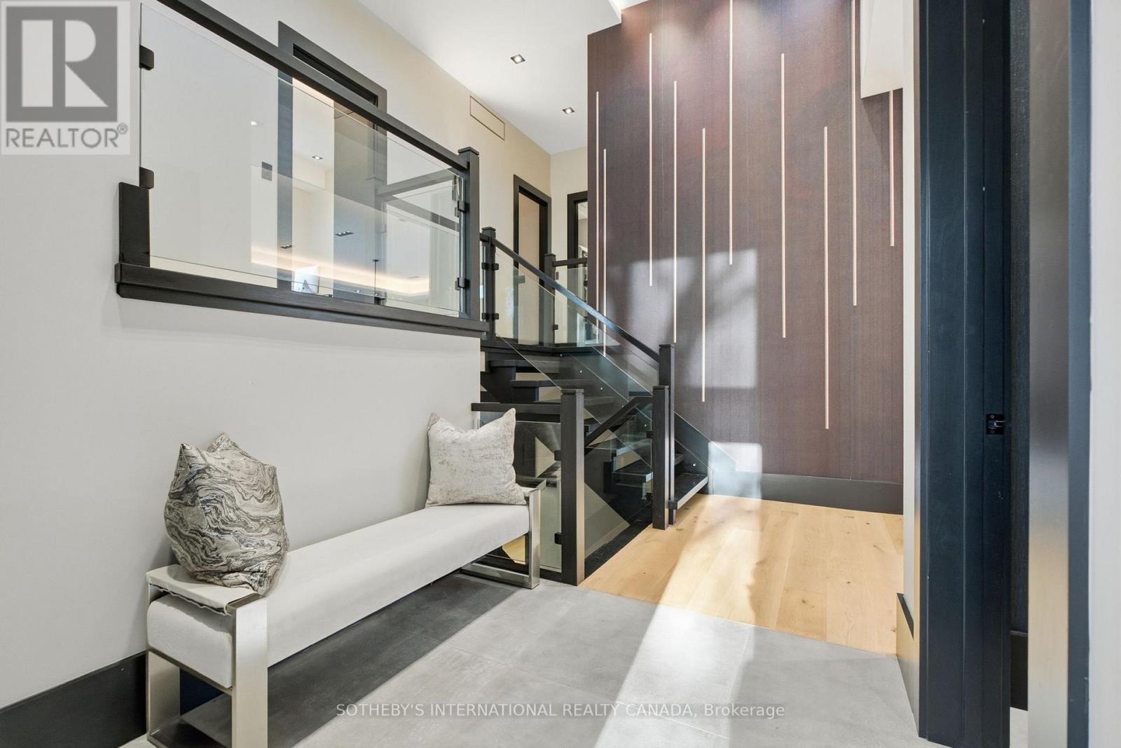 62 Edenvale Crescent, Toronto (Edenbridge-Humber Valley), Ontario  M9A 4A6 - Photo 4 - W12656418