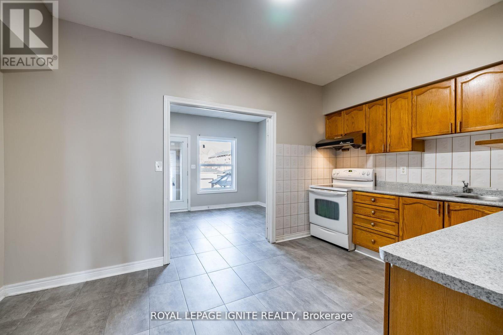 Upper - 176 Wright Avenue, Toronto (Weston), Ontario  M9N 3Z2 - Photo 11 - W12656424