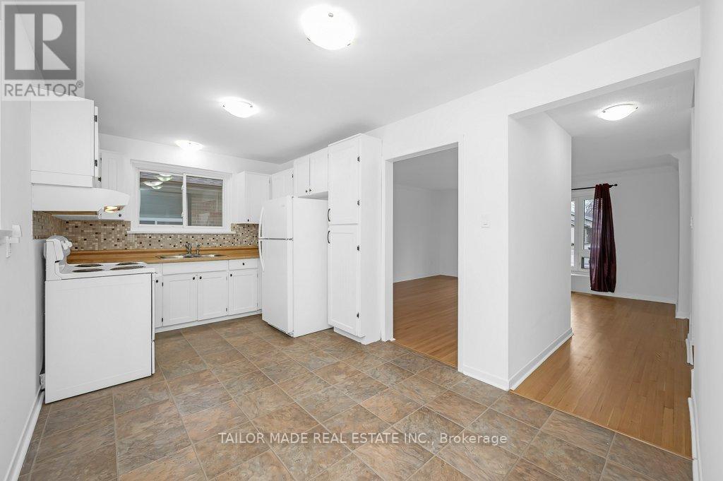 37 Vanderbrent Crescent, Toronto, Ontario  M9R 3W9 - Photo 12 - W12656444