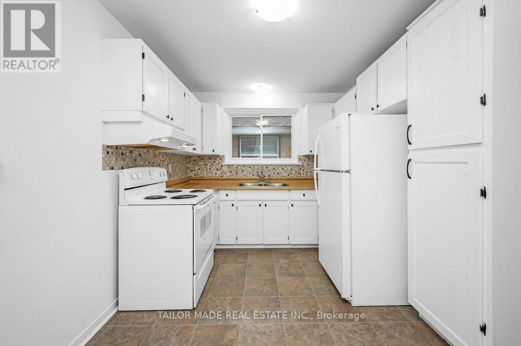 37 Vanderbrent Crescent, Toronto, Ontario  M9R 3W9 - Photo 13 - W12656444