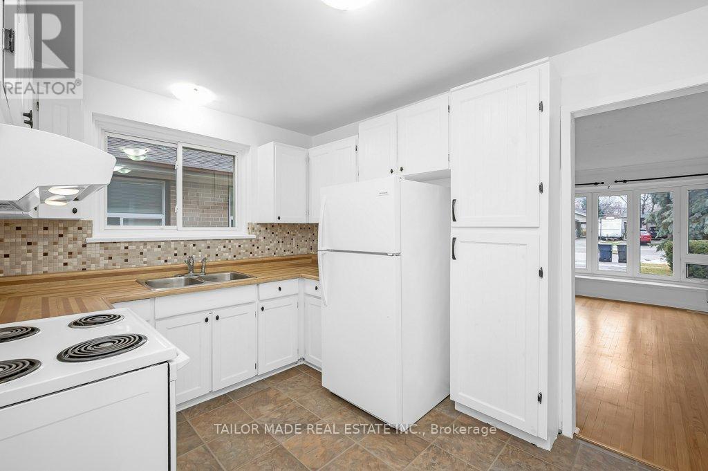 37 Vanderbrent Crescent, Toronto, Ontario  M9R 3W9 - Photo 14 - W12656444