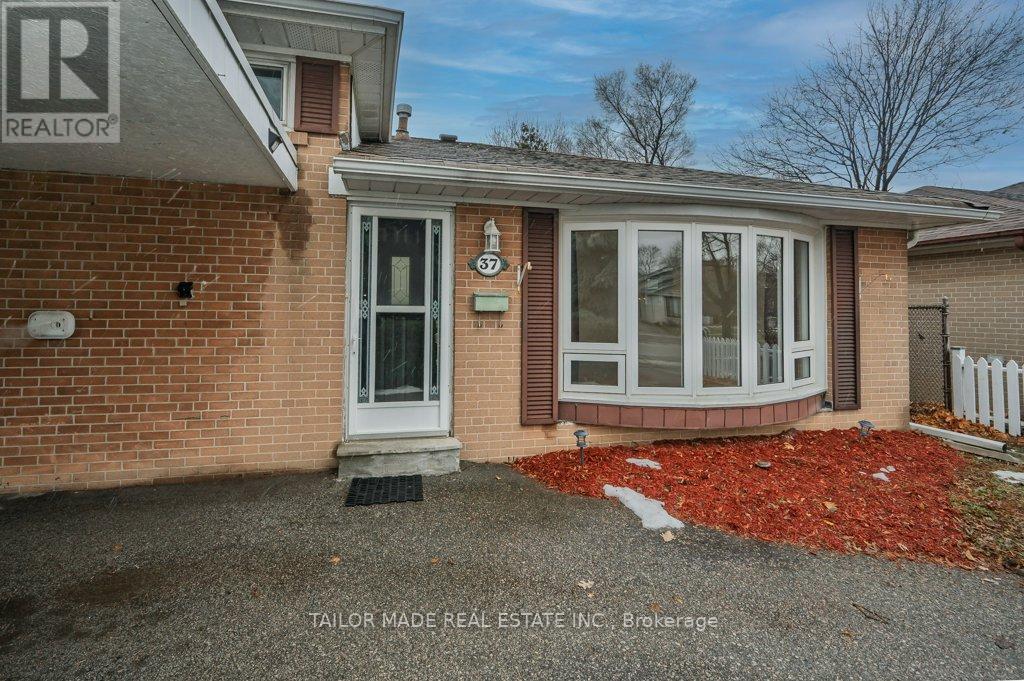 37 Vanderbrent Crescent, Toronto, Ontario  M9R 3W9 - Photo 2 - W12656444