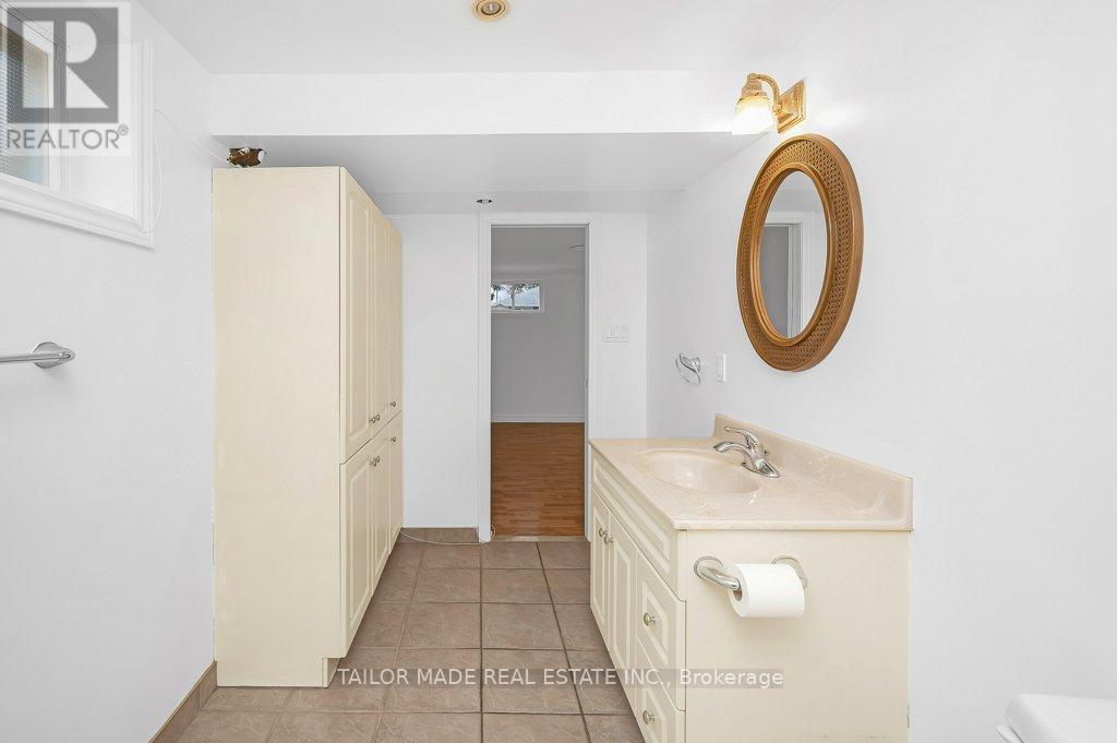 37 Vanderbrent Crescent, Toronto, Ontario  M9R 3W9 - Photo 29 - W12656444