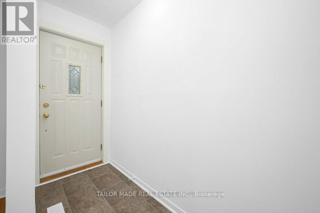 37 Vanderbrent Crescent, Toronto, Ontario  M9R 3W9 - Photo 4 - W12656444