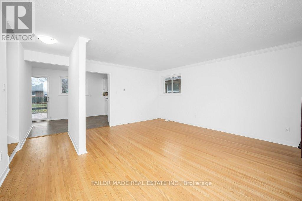 37 Vanderbrent Crescent, Toronto, Ontario  M9R 3W9 - Photo 5 - W12656444