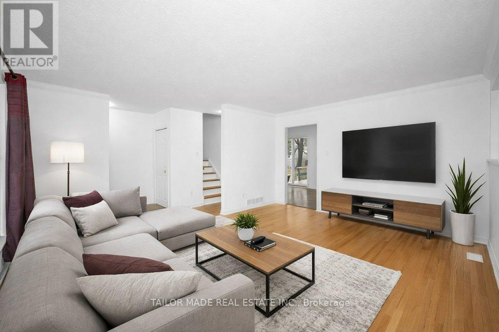 37 Vanderbrent Crescent, Toronto, Ontario  M9R 3W9 - Photo 8 - W12656444