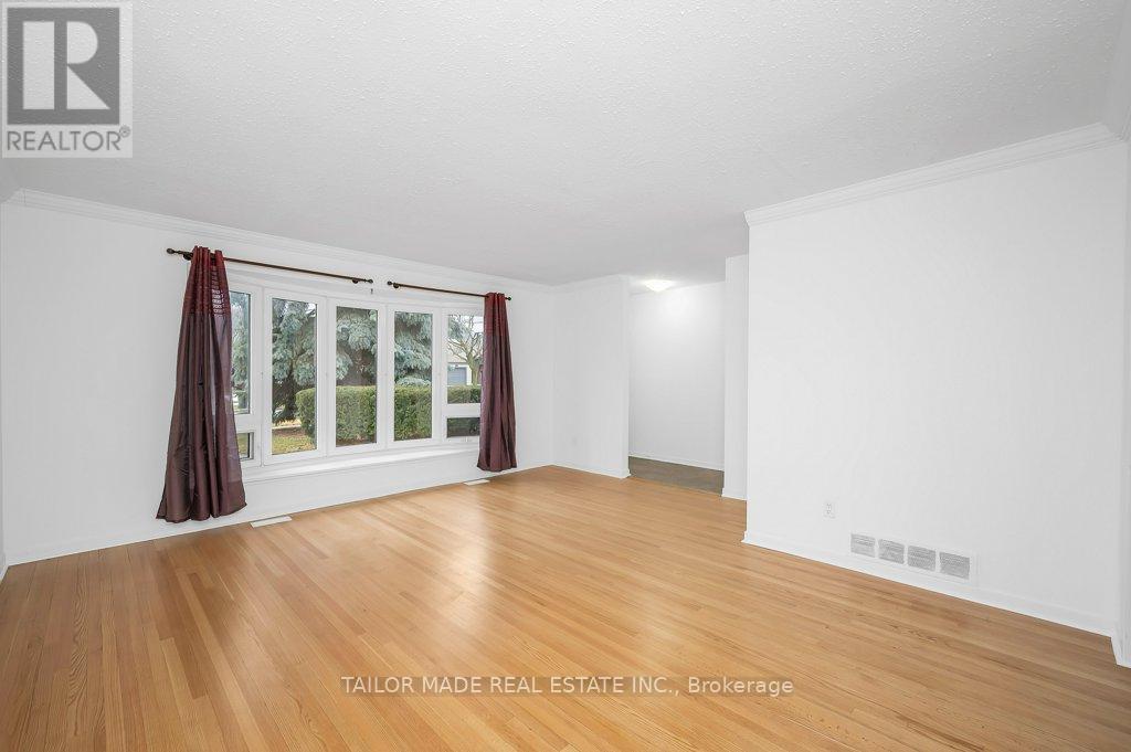 37 Vanderbrent Crescent, Toronto, Ontario  M9R 3W9 - Photo 9 - W12656444