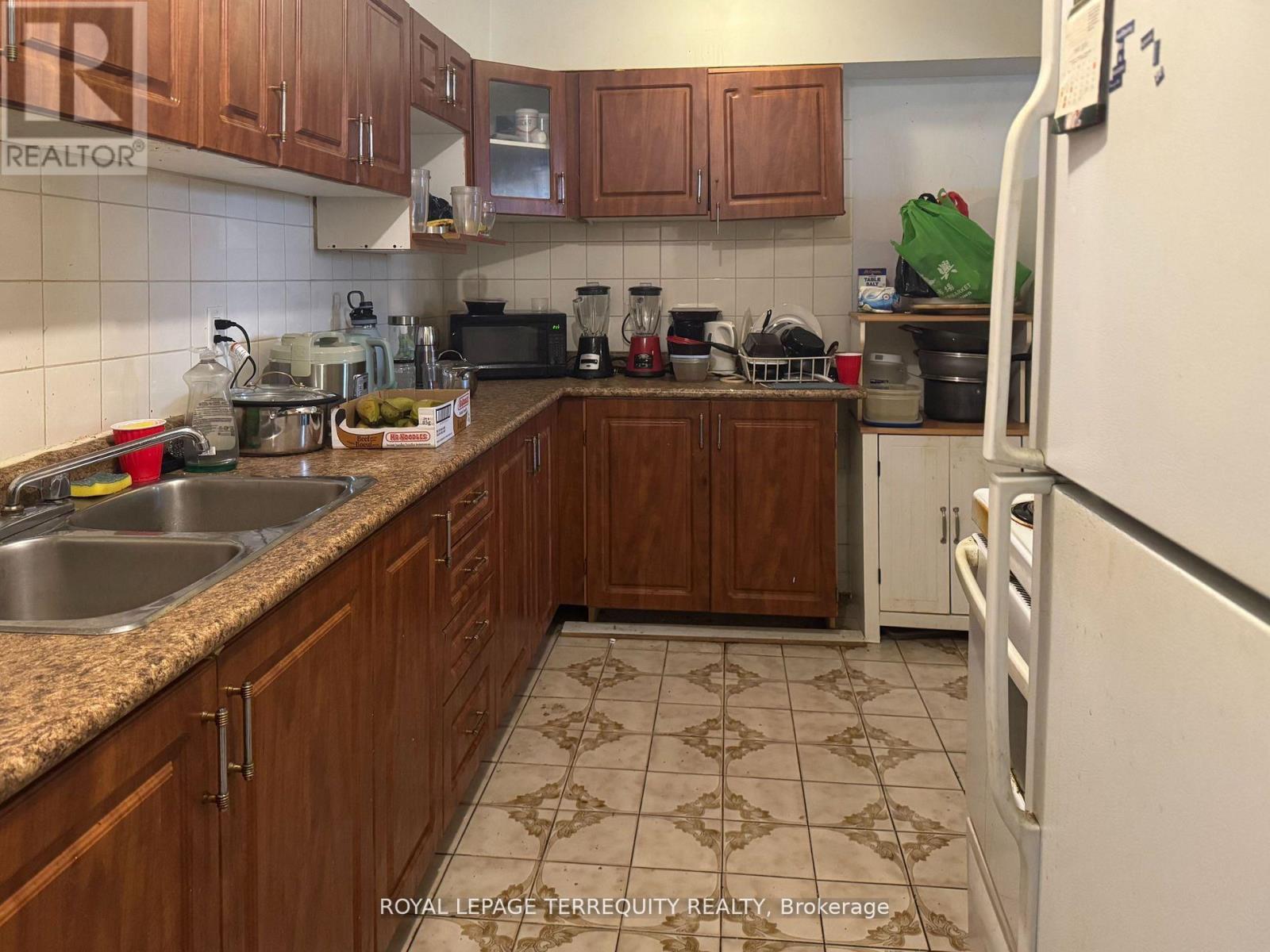 409 - 15 London Green Court, Toronto, Ontario  M3N 1K4 - Photo 5 - W12656450