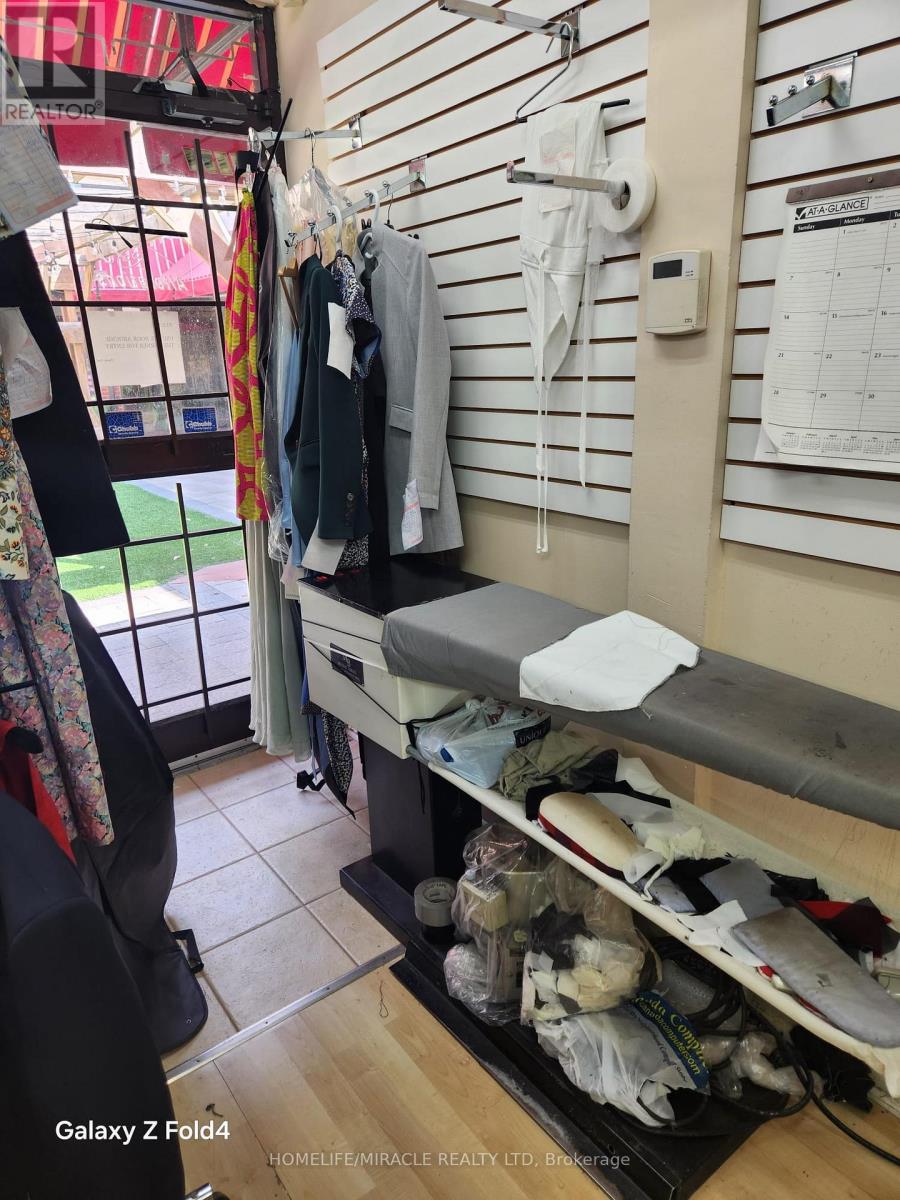 8 - 2323 Bloor Street W, Toronto, Ontario  M6S 4W1 - Photo 11 - W12656492