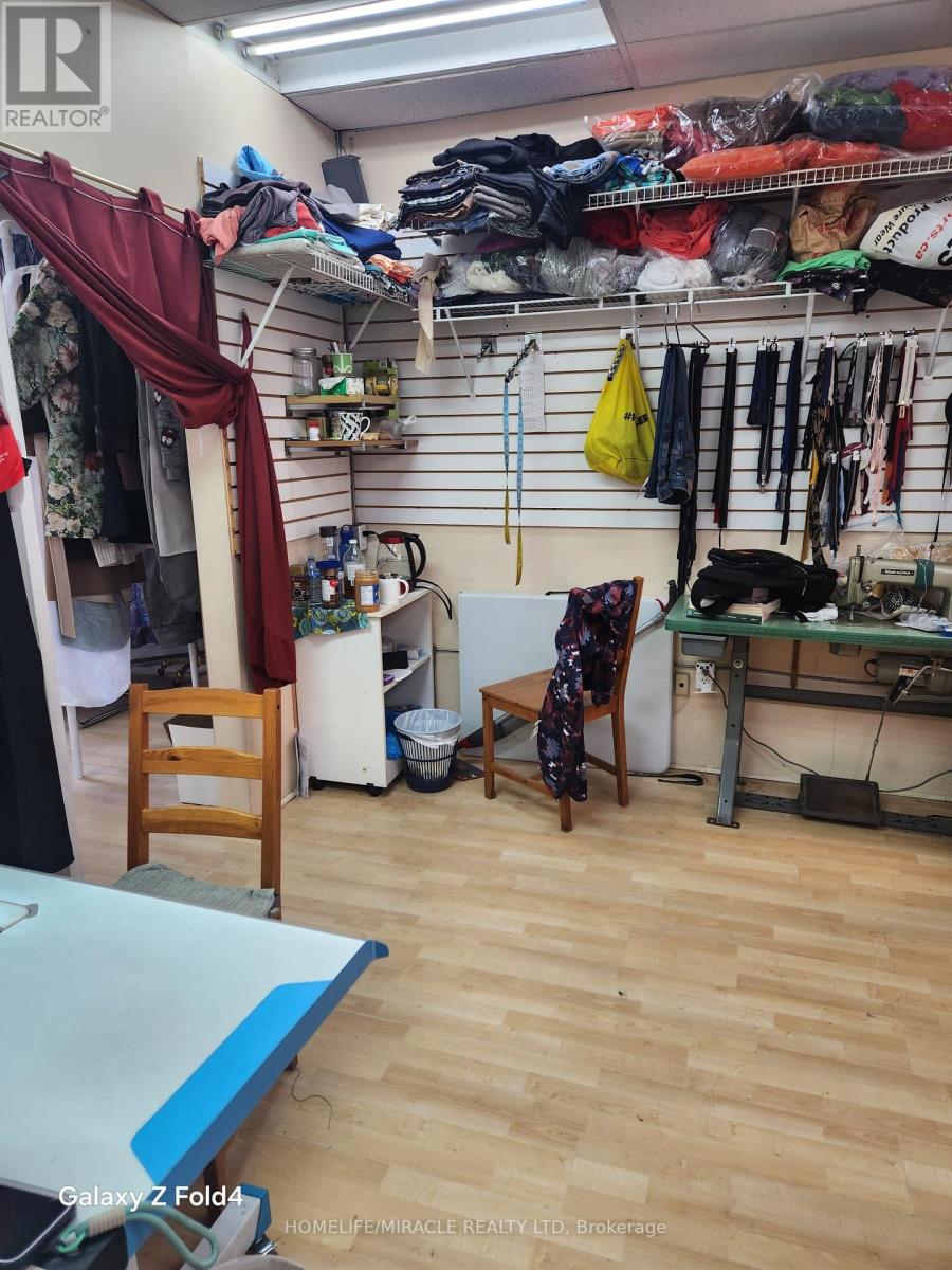 8 - 2323 Bloor Street W, Toronto, Ontario  M6S 4W1 - Photo 18 - W12656492