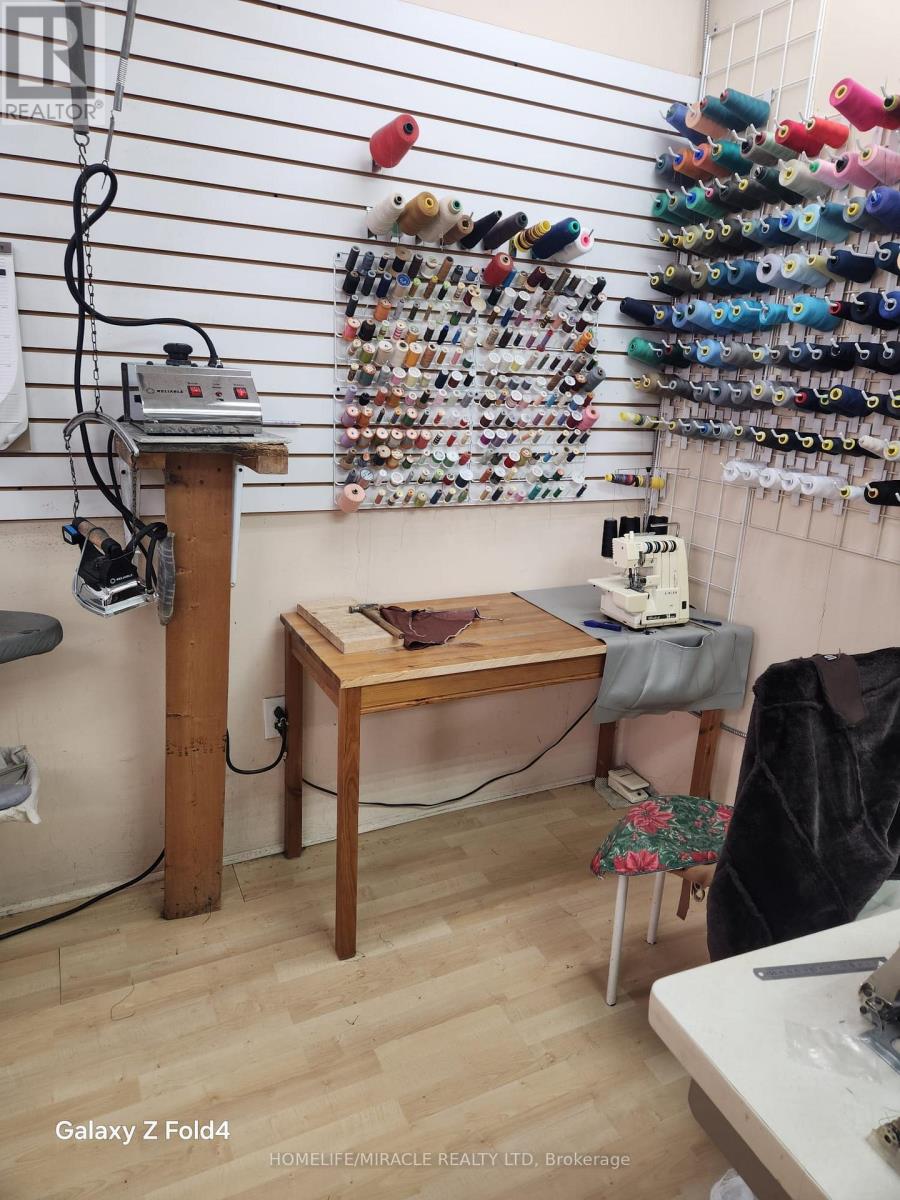 8 - 2323 Bloor Street W, Toronto, Ontario  M6S 4W1 - Photo 6 - W12656492