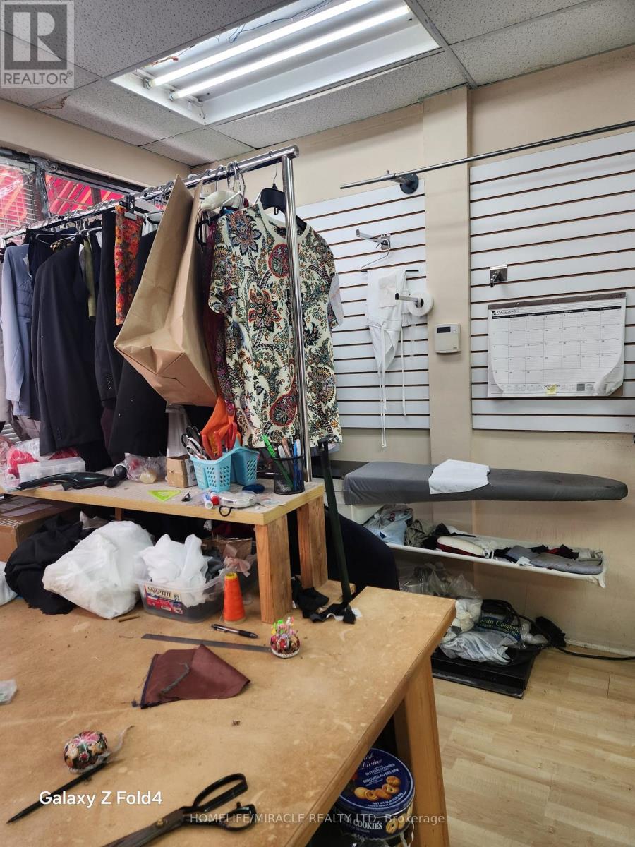 8 - 2323 Bloor Street W, Toronto, Ontario  M6S 4W1 - Photo 7 - W12656492