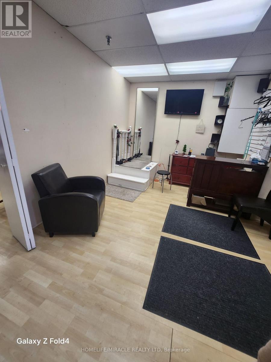 8 - 2323 Bloor Street W, Toronto, Ontario  M6S 4W1 - Photo 8 - W12656492