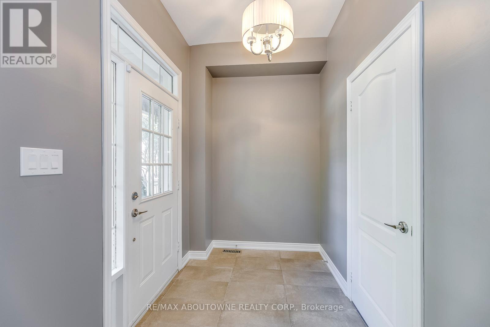 186 Gatwick Drive, Oakville, Ontario  L6H 6N1 - Photo 5 - W12656494